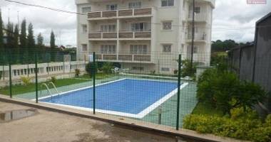 a louer un appartement meublé de type  t3 avec piscine situé à ambohibao morondava  dans un immeuble bien sécurisé (non disponible))