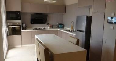 a louer un duplex de haut standing de type t5 dans une résidence bien sécurisée dans le centre ville situé au cité planton