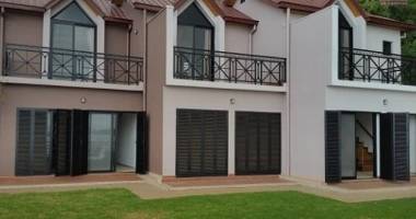 a saisir 3 appartements meublés en duplex fraîchement construites en location dans une résidence bien sécurisée bord du lac sis à ambohibao à 3 mn de l'école primaire française c.