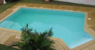 a louer une villa à étage f9 avec piscine se trouvant au bord de route non loin de l’école primaire française c à ambohibao ambatolampy (non disponible)