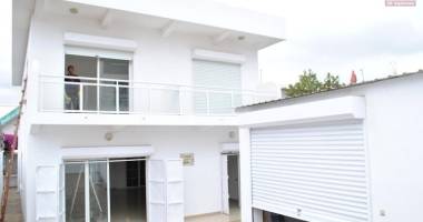 a louer une belle villa à étage f5 dans un endroit calme et facile d'accès à ambatolampy ambohibao (non disponible)