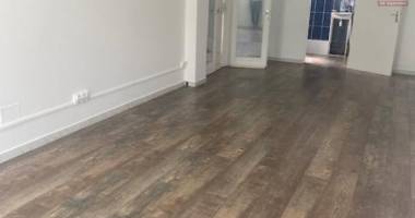 a louer ce local professionnel de 32.98m2 pignon sur rue, parking, situé à sainte clotilde en zone franche.