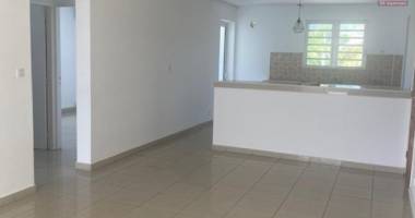 a louer cet appartement de type f3 en professionnel de 69m2 en zone franche sainte clotilde.