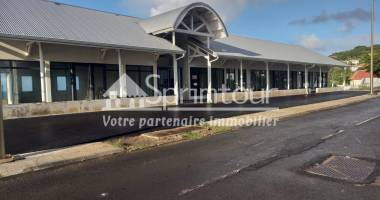 À louer : local commercial neuf avec vitrine, vue mer et accès pmr, disponible début 2025