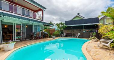 très belle villa f6 + piscine sur une parcelle d’environ 403 m2 à chemin du cap - ste anne