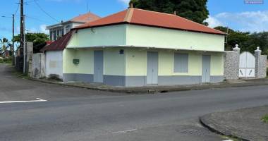 a louer sur axe passant local professionnel remis à neuf de 48m² avec parking à proximité immédiat