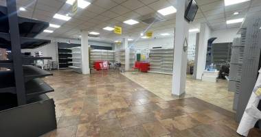 a louer - un local de 390 m2 environ - saint-louis - 5 529.95 € h.t.