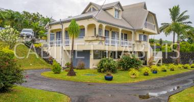 a vendre - une maison de type t6 de 200 m2 environ - petite-ile - 577 000 € hai