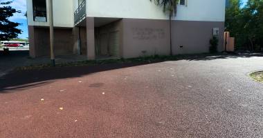 a vendre - local commercial de 110 m2 environ - la possession - 213 000 € hai