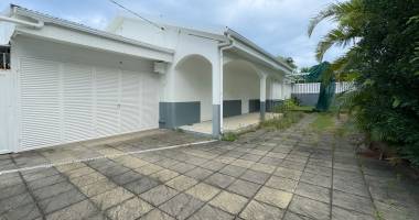 a louer - un local de 178 m2 environ - saint-joseph - 2 700 € ht