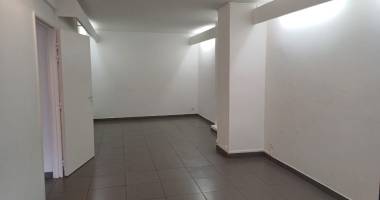 À louer - local professionnel d'environ 43 m2 - saint-denis - loyer 1 300 € ht + charges  20 €