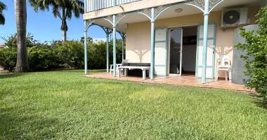 appartement avec jardin privatif à bas-du-fort, résidence sécurisée avec piscine et accès plage direct