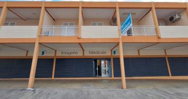 À louer   local commercial ou professionnel d'environ 195.53 m2   le port - 5 100 € ht