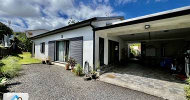 saint joseph 97480 - ensemble immobilier - villa f4 + local commercial - rendement locatif - beaux volumes - f