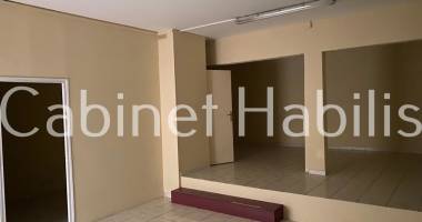 a louer - local de 71.85 m2 environ - saint-pierre - 1 509 € ht