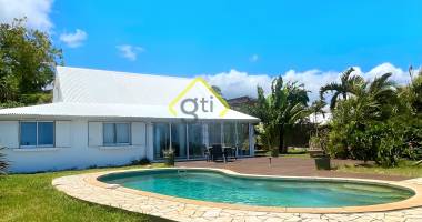 a vendre grande villa sur grand terrain plat avec piscine et garage à la montagne