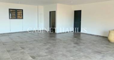 a louer - un local de 73 m2 environ - les avirons - loyer 1 200.00 € ht - charges 100 €