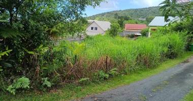 terrain plat de 610 m2 borné en zone ud rivière saint louis     les  makes