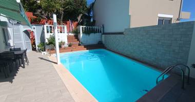 villa  8 pièce(s) 322.51 m2