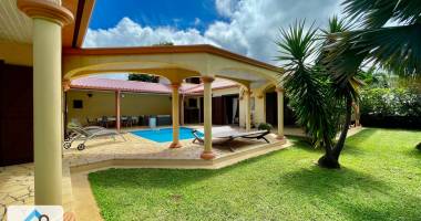 saint joseph 97480 - villa moderne et pleine de charme - vaste jardin avec piscine - quartier calme