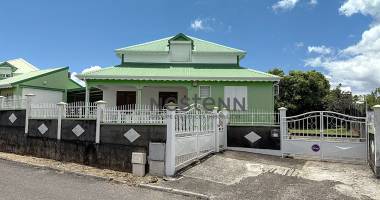 a vendre a belcourt baie-mahault maison de 5 pieces sur un terrain de 983m2