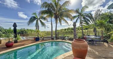 un jardin soigné, une piscine au sel, un air de vacances toute l’année.
