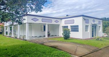 entre deux - maison  meublée f5 de 170 m2 - loyer à 1 560  -terrain de  1500 m² - disponible de suite
