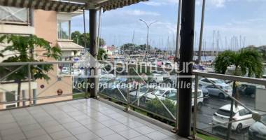 gourbeyre marina de rivière sens, appartement t3 au 1er étage avec vue sur la marina