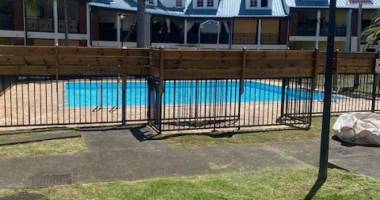 a louer bel appartement de type f4 en duplex meublé résidence les jardins de la roseraies avec piscine sainte clotilde la bretagne.