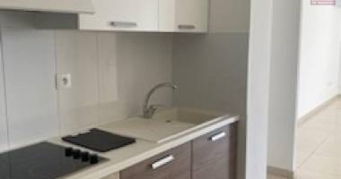 a vendre bel et spacieux appartement de type f1 sur la résidence passerelle  situé rue des deux canons à sainte clotilde.