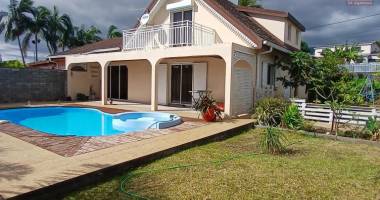 a louer superbe villa de type f5 avec piscine sur saint-gilles les hauts