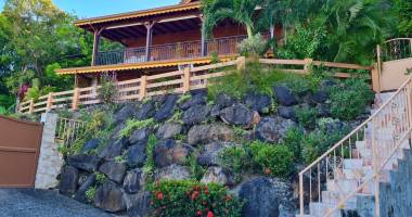 À vendre   grande maison familiale à vieux-fort avec piscine et studios