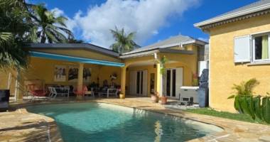 confort et tranquillité : maison avec studio et piscine à sainte-marie