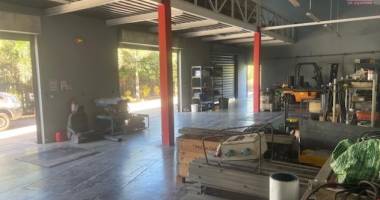 entrepôt de 268 m² implanté sur 1039 m² de terrain en zone artisanale des sables d'or – Étang salé les hauts