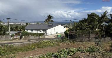 terrain de 600 m2 plat à 130 m d'altitude en zone uc (r+1+combles) avec vue mer et montagne.