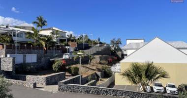 À vendre appartement t3 duplex proche des plages et commerces à la saline les bains