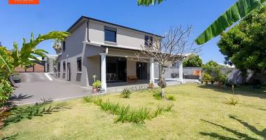 grande villa familiale  et contemporaine - a quelques minutes des commodités et de la voie express.