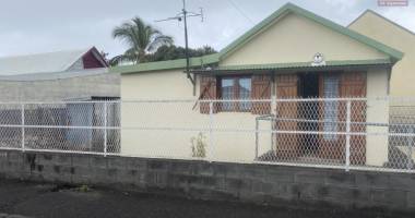 a vendre maison à la rivière des galets au port.