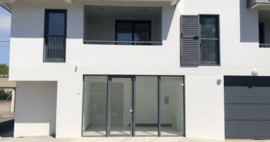 local neuf avec vitrine à saint-pierre