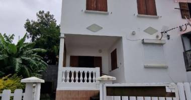 a louer : maison f4 avec vue mer et montagne.