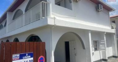 a louer villa f4 mitoyenne sur etang sale les bains.