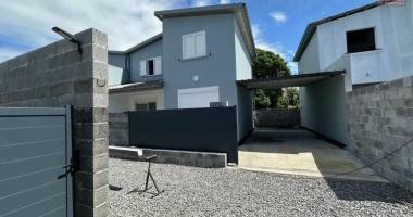 a louer jolie villa neuve jumelée de type t4 à proximité immédiat du centre ville de bras-panon