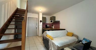 location t2 duplex saint-denis avec varangue, piscine et parking privatif en résidence sécurisée